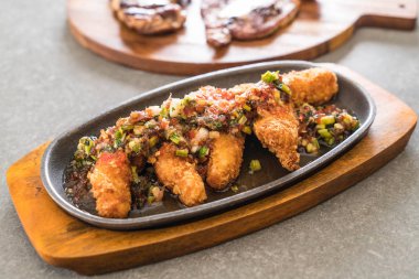 Kızarmış Balık sopa baharatlı sos ile