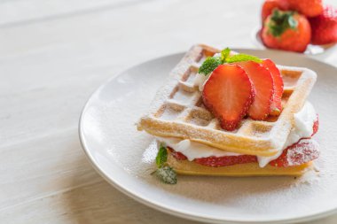 ahşap üzerine çilek ile waffle