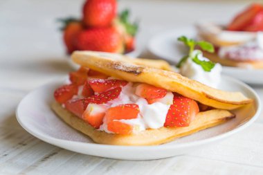 ahşap üzerine çilek ile waffle