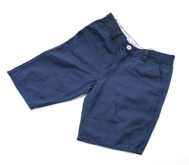 beyaz üzerine kısa pantolon