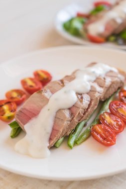 Tuna biftek salatası ile