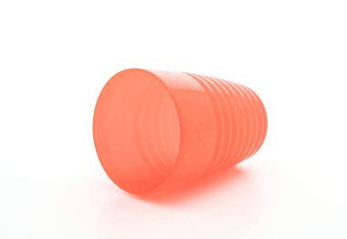 kırmızı plastik cam