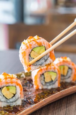 Izgara somon suşi roll