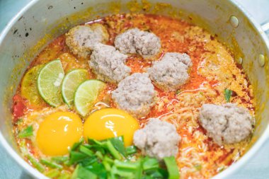 Baharatlı çorba ile anlık erişte