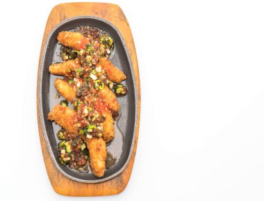 Kızarmış Balık sopa baharatlı sos ile