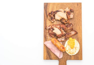 ahşap plaka üzerinde ızgara biftek mix