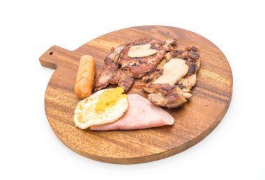 ahşap plaka üzerinde ızgara biftek mix