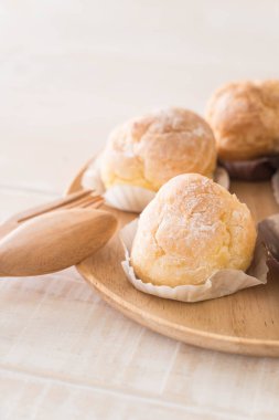 kremalı pasta plaka üzerinde