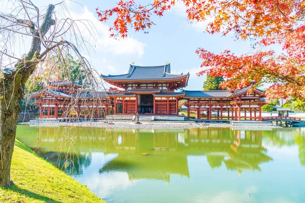 Güzel mimari Byodo içinde Kyoto tapınakta.