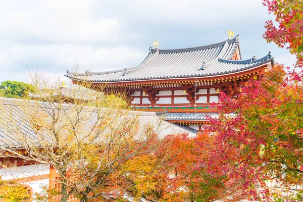Güzel mimari Byodo içinde Kyoto tapınakta.