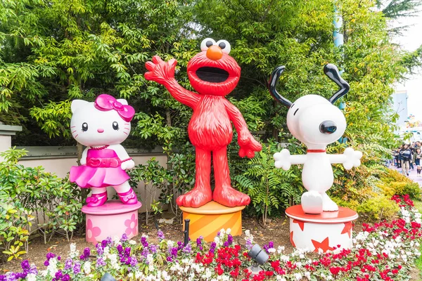 Osaka, Japonya - 21 Kasım 2016: Elmo, Kitty ve Snoopy, Cadılar Bayramı