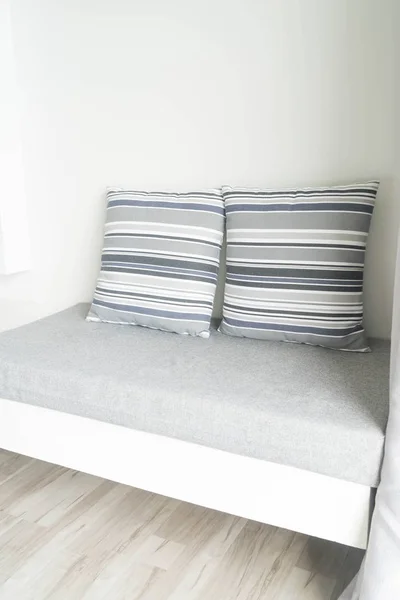 Красивая подушка на диване украшения в гостиной — стоковое фото