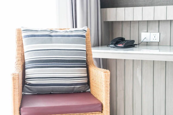 Kanepe oturma Interio dekorasyonda güzel lüks yastık