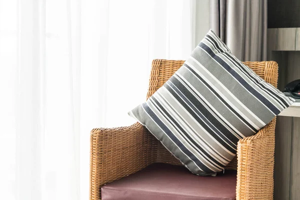 Kanepe oturma Interio dekorasyonda güzel lüks yastık