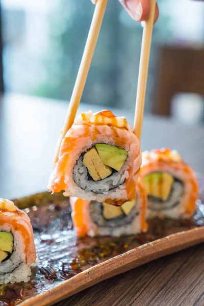 Izgara somon suşi roll