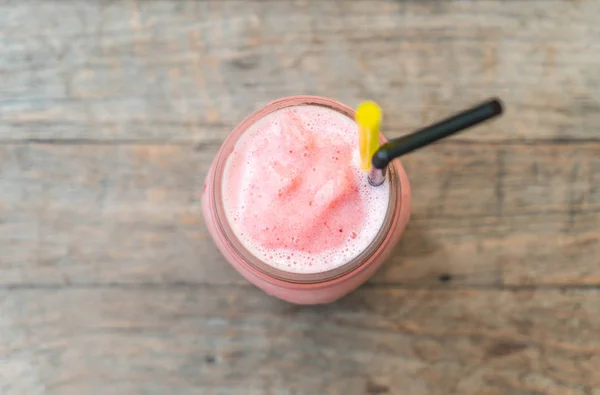 Burk av jordgubb smoothie — Stockfoto