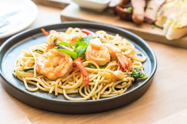 karides tavada kızartılmış acılı spagetti 