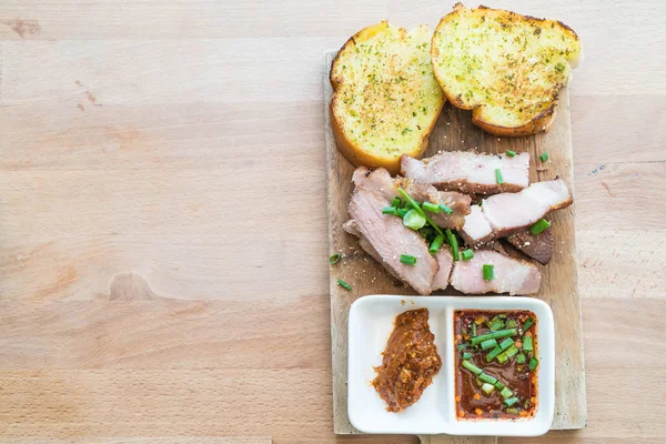 sarımsaklı ekmek ile kömür haşlanmış domuz eti boyun