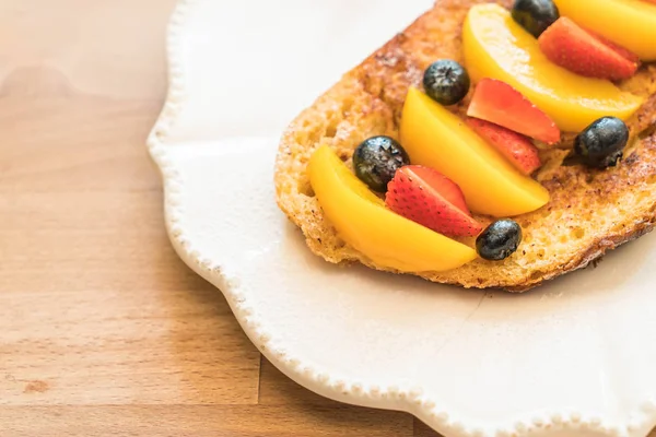 French toast med persika, jordgubb och blåbär — Stockfoto