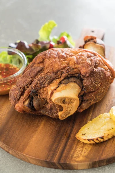 Gevrek domuz knuckle veya Alman domuz Hocks