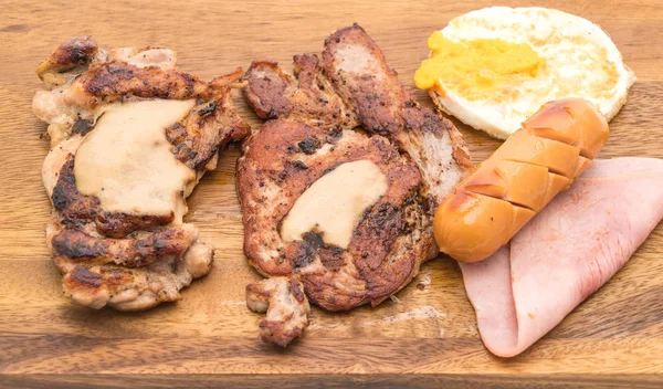 ahşap plaka üzerinde ızgara biftek mix