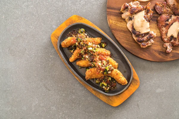 Kızarmış Balık sopa baharatlı sos ile