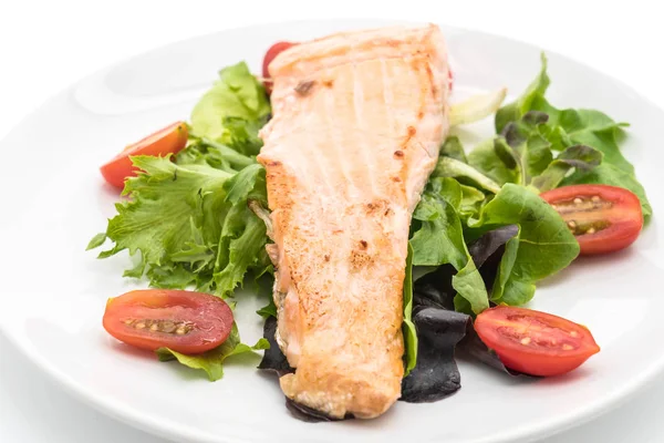 beyaz üzerine Somon ızgara biftek