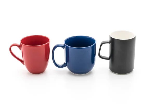 Ensemble de tasses noires, rouges et bleues sur blanc — Photo