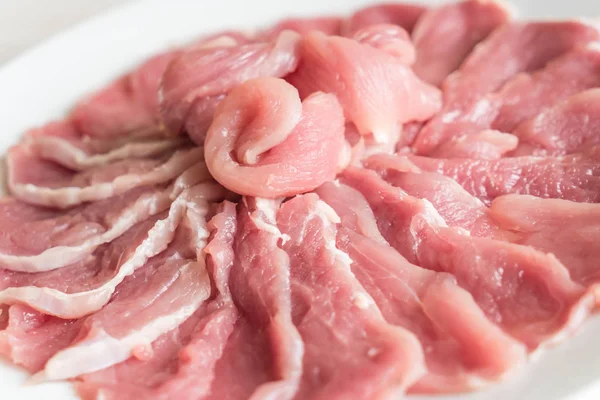 ahşap üzerine taze dilimlenmiş domuz