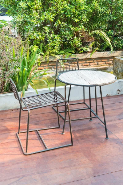 Masa ve sandalye açık kafede.