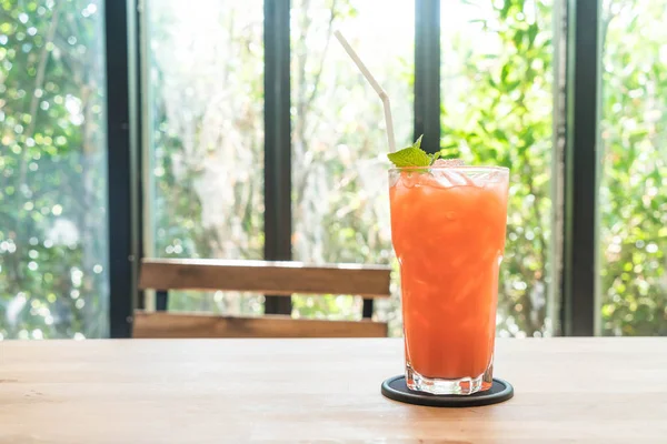 buzlu çilek ve portakal suyu