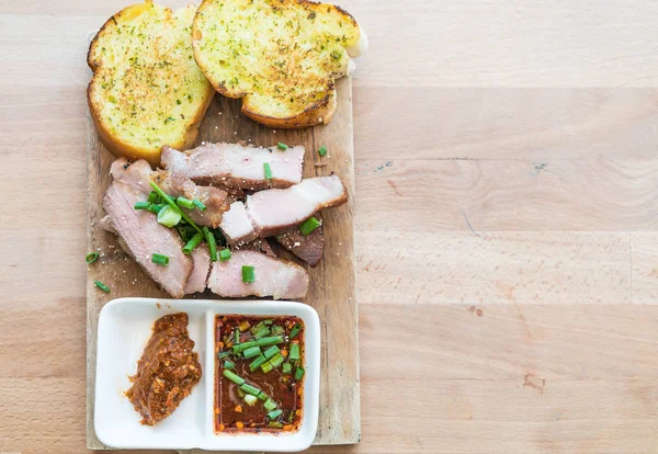 sarımsaklı ekmek ile kömür haşlanmış domuz eti boyun