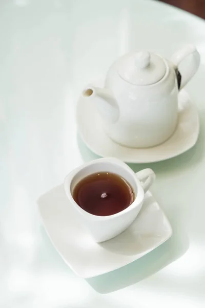 Чашка чаю на столі — стокове фото