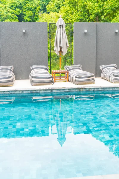 Belle chaise et parasol de luxe autour de la piscine extérieure — Photo