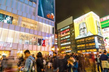 Osaka, Japonya - 19 Kasım 2016: Bir grup insan shopp için yürüyüş