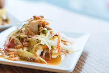 Satled yumurta ile Tay tarzında Papaya salatası