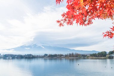 Dağ Fuji San ile bulutlu 