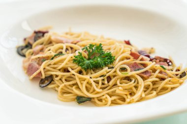 pastırma ve sarımsak ile tavada kızartılmış spagetti 