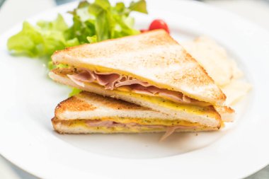 Jambonlu peynirli sandviç