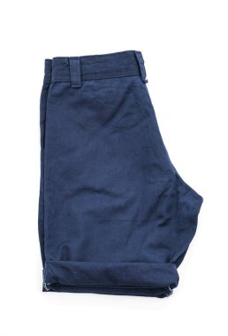 beyaz üzerine kısa pantolon