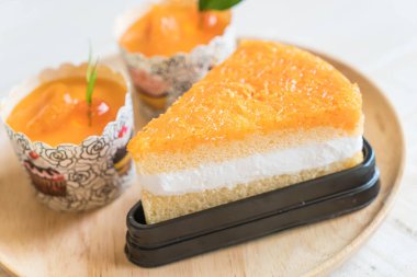 Turuncu kek ve altın konu pasta 