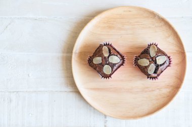 plaka üzerinde çikolatalı kek