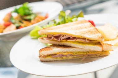 Jambonlu peynirli sandviç