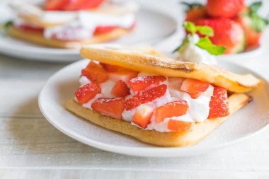 ahşap üzerine çilek ile waffle