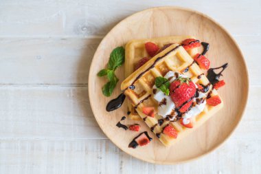 ahşap üzerine çilek ile waffle
