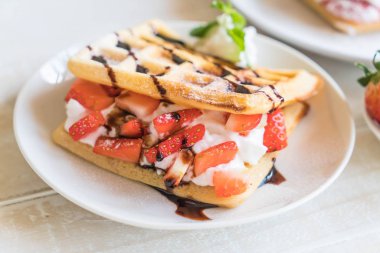 ahşap üzerine çilek ile waffle