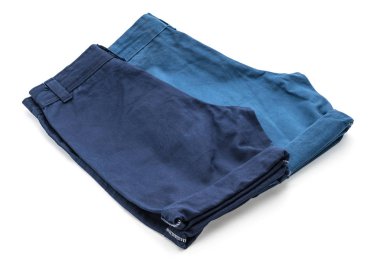 beyaz üzerine kısa pantolon