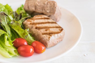 Tuna biftek salatası ile