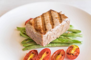 Tuna biftek salatası ile