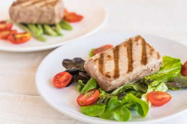 Tuna biftek salatası ile